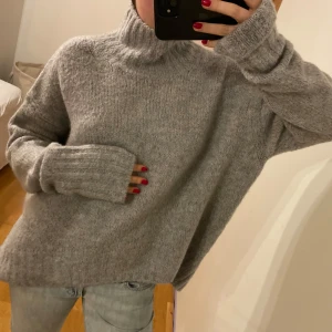 Grå stickad polotröja - Mysig stickad polotröja från hm! Ganska oversized vilket syns på bilderna 💕
