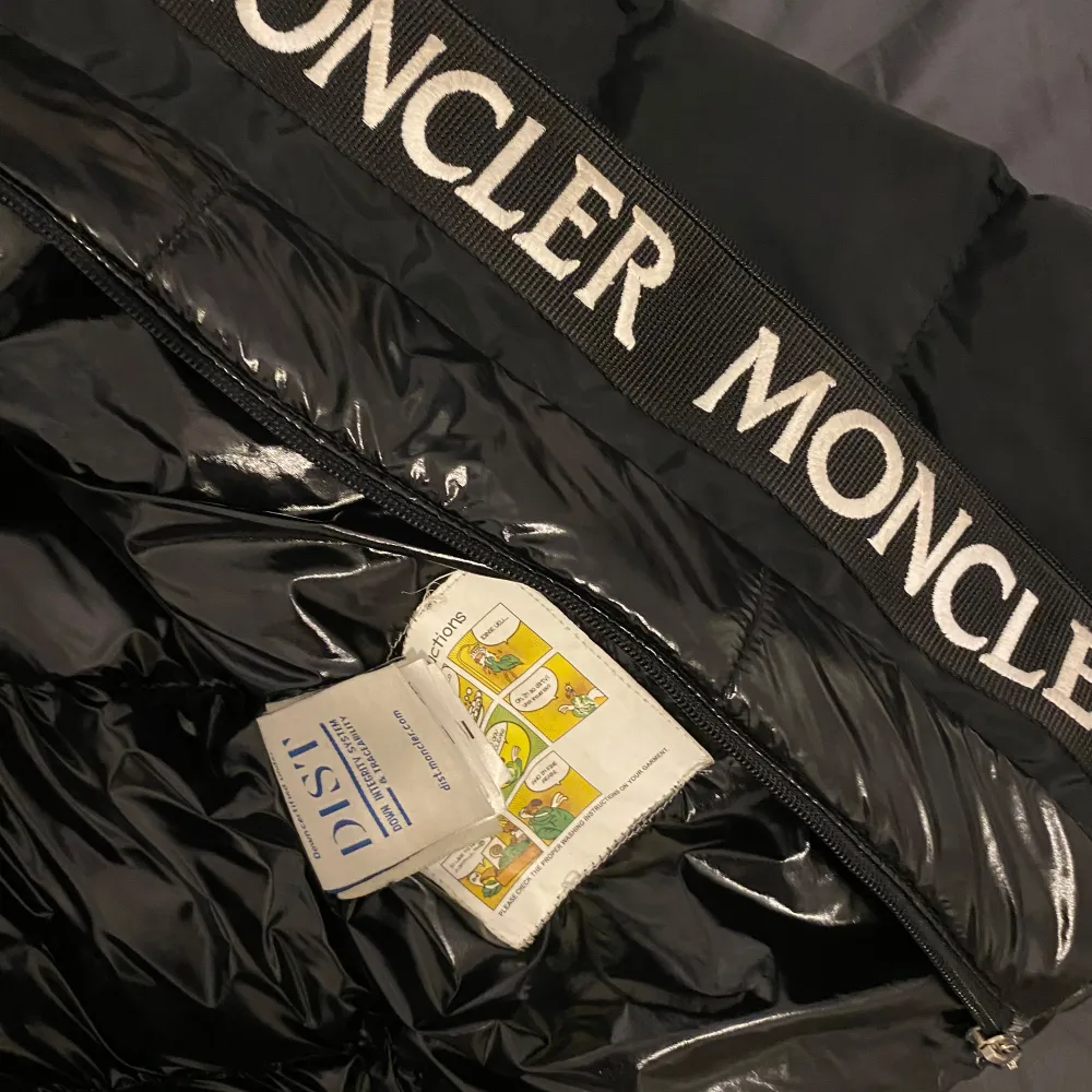 Säljer en snygg och varm svart dunjacka från Moncler. Jackan har en stor huva med Moncler-logga och dragkedja framtill. Perfekt för kalla vinterdagar. Den är i mycket bra skick och redo för nya äventyr! 🖤. Jackor.