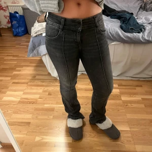 Svarta lågmidjade bootcut jeans från Bershka - Säljer ett par svarta bootcut jeans från Bershka i storlek EUR 38. De är i denim och har en snygg passform med låg midja. Använda en gång! 