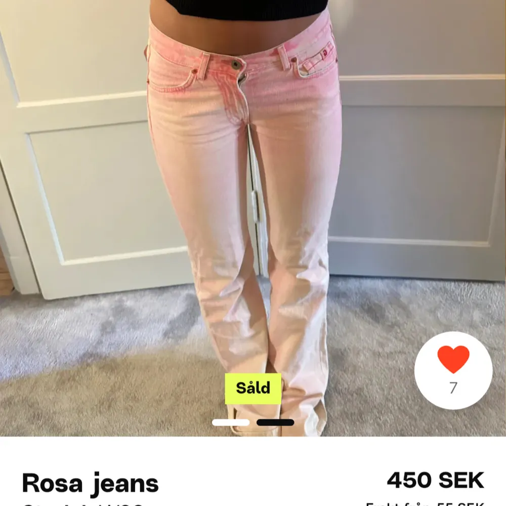 Säljer ett par snygga rosa jeans i mycket bra skick. De har en bootcut-stil och är lågmidjade, vilket ger en retro vibe. Perfekta för vår och sommar! De har en cool tvättad look med en ljusare rosa nyans vid fickorna. Köpta här på plick och säljer för att de it passar mig❤️bilderna är från förra ägaren. Jeans & Byxor.