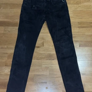 Svarta jeans från Replay - Säljer ett par snygga svarta jeans från Replay i bra skick. De har en klassisk femficksdesign och en cool tvättad look. Perfekta för både vardag och fest! 🖤. W32/L32. Väldigt sparsamt använda. Modell anbass32. Tar emot byten. Bara att skicka vid funderingar eller frågor. Finns mer bilder. Ps äldre modell från Replay 