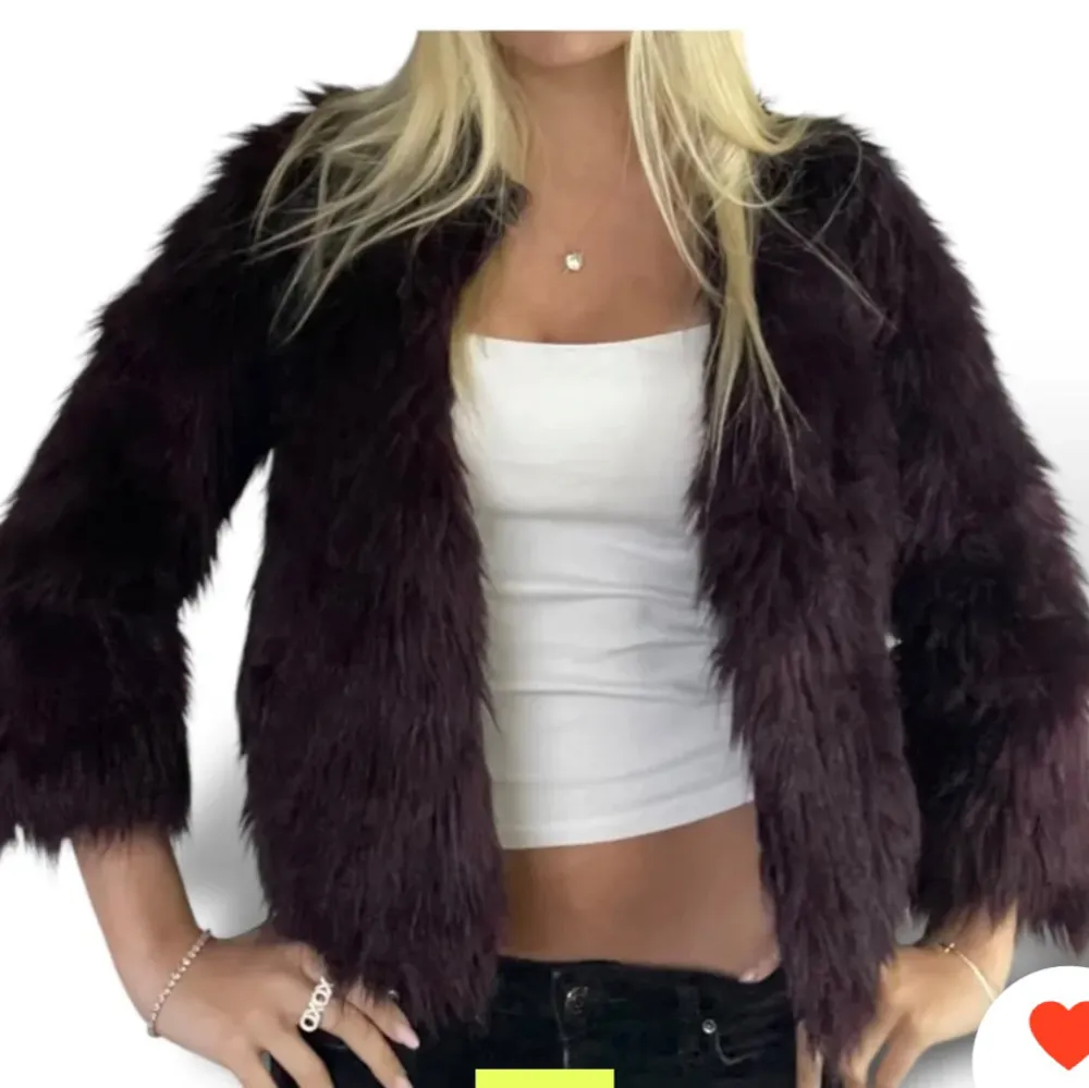 Säljer en supermjuk och fluffig vinröda pälsjacka. Jackan har en normal passform och långa ärmar. INTE MINA BILDER💕💕. Takit.