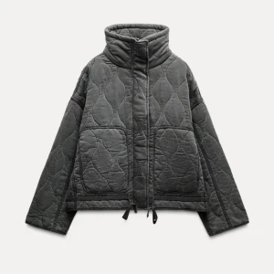 Grå zara jacka - Säljer denna trendiga zara jackan eftersom den var för stor på mig, i mycket bra skick 🥰nypris = 850