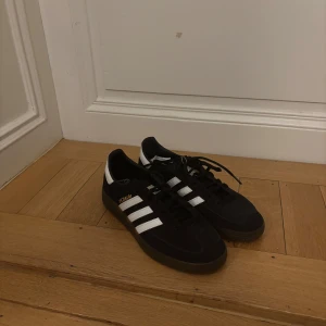 Helt nya Adidas Spezial  - Säljer ett par snygga svarta Adidas sneakers med de klassiska vita ränderna på sidan. Skorna har en brun sula och är i mycket bra skick. 