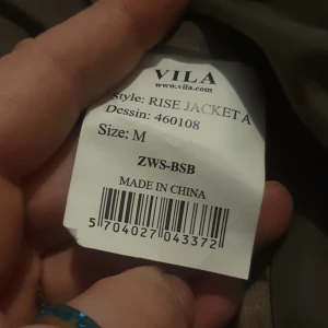 Rutig kavaj från Vila - Säljer en superfin rutig kavaj från Vila i storlek M. Den är gjord av ull och silke med polyesterfoder, vilket gör den både bekväm och elegant. Kavajen har ett bälte i midjan och långa ärmar. Perfekt för höst och vår! Den är använd enstaka gånger men saknar en knapp i mitten.