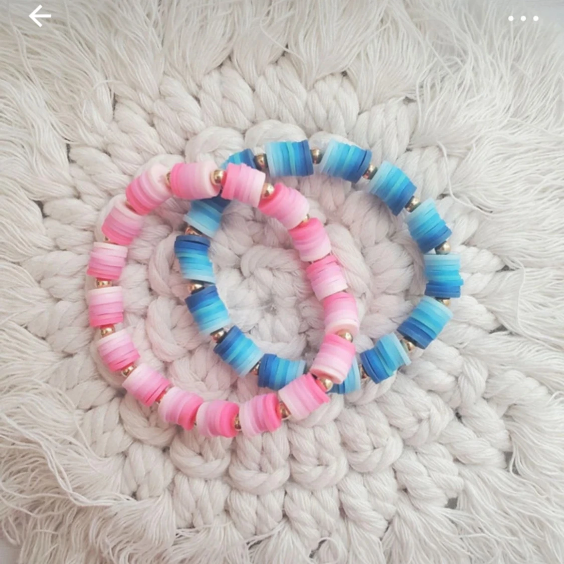 Färgglada armband i rosa och blått