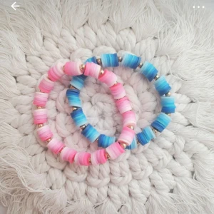 Färgglada armband i rosa och blått - Två supercoola armband i rosa och blått med små guldfärgade detaljer. Perfekta för att liva upp vilken outfit som helst! De är elastiska och passar de flesta handleder. Perfekta för sommarens alla fester eller bara för att lägga till lite färg i vardagen. 🌈✨