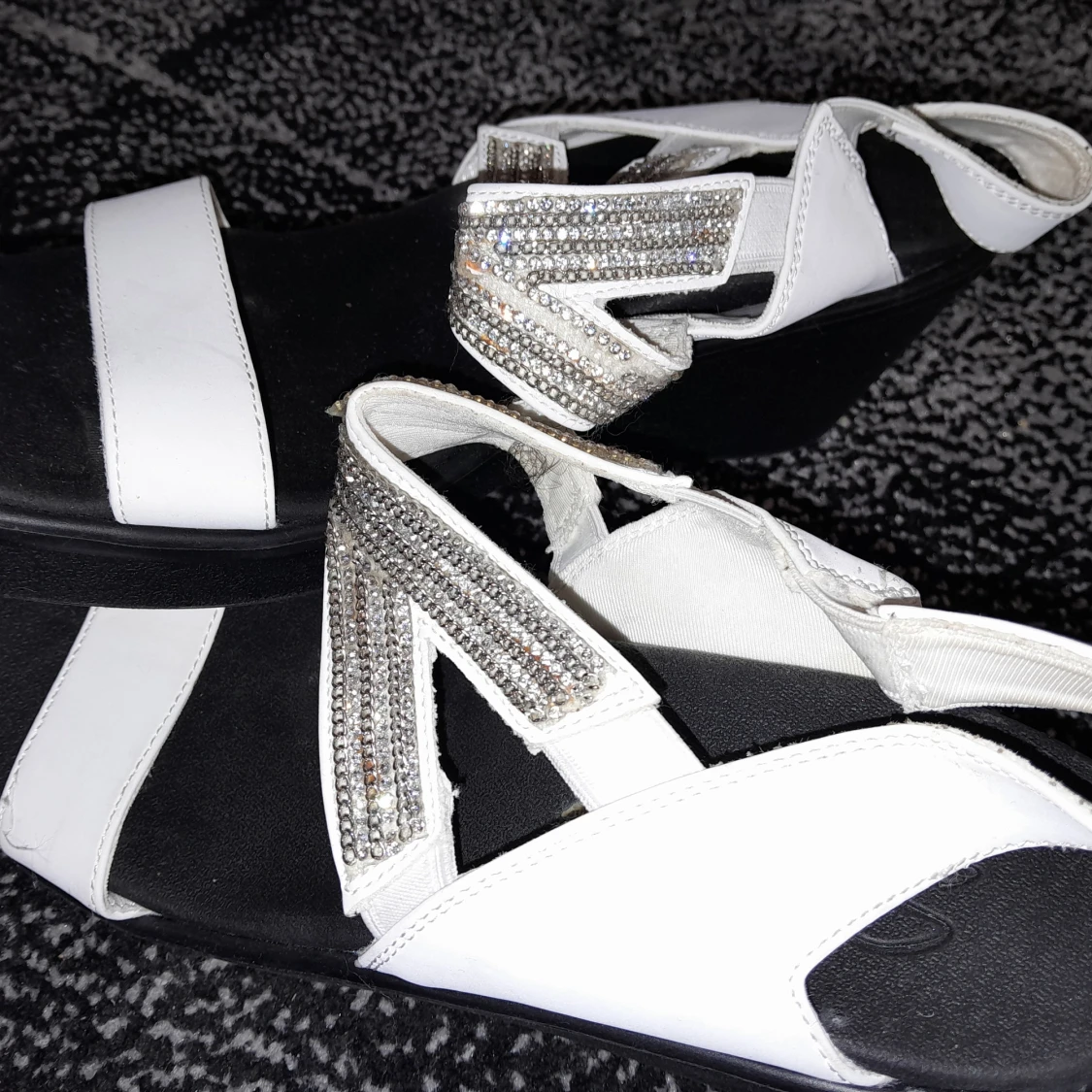 Vita sandaler med glittriga detaljer - 92