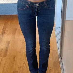 Mörkblå jeans från Acne Studios  - Säljer ett par snygga mörkblå jeans från Ance Studios i storlek 29/32. De har en tight passform och är lågmidjade. Vintage 