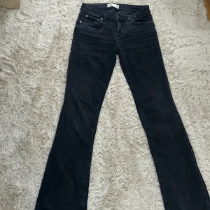 Svarta low waist  bootcut jeans - Säljer ett par snygga svarta bootcut jeans i mycket bra skick. Passformen är normal och de är tillverkade i ett bekvämt material som sitter bra. Dem är väldigt stretchiga och sköna. 