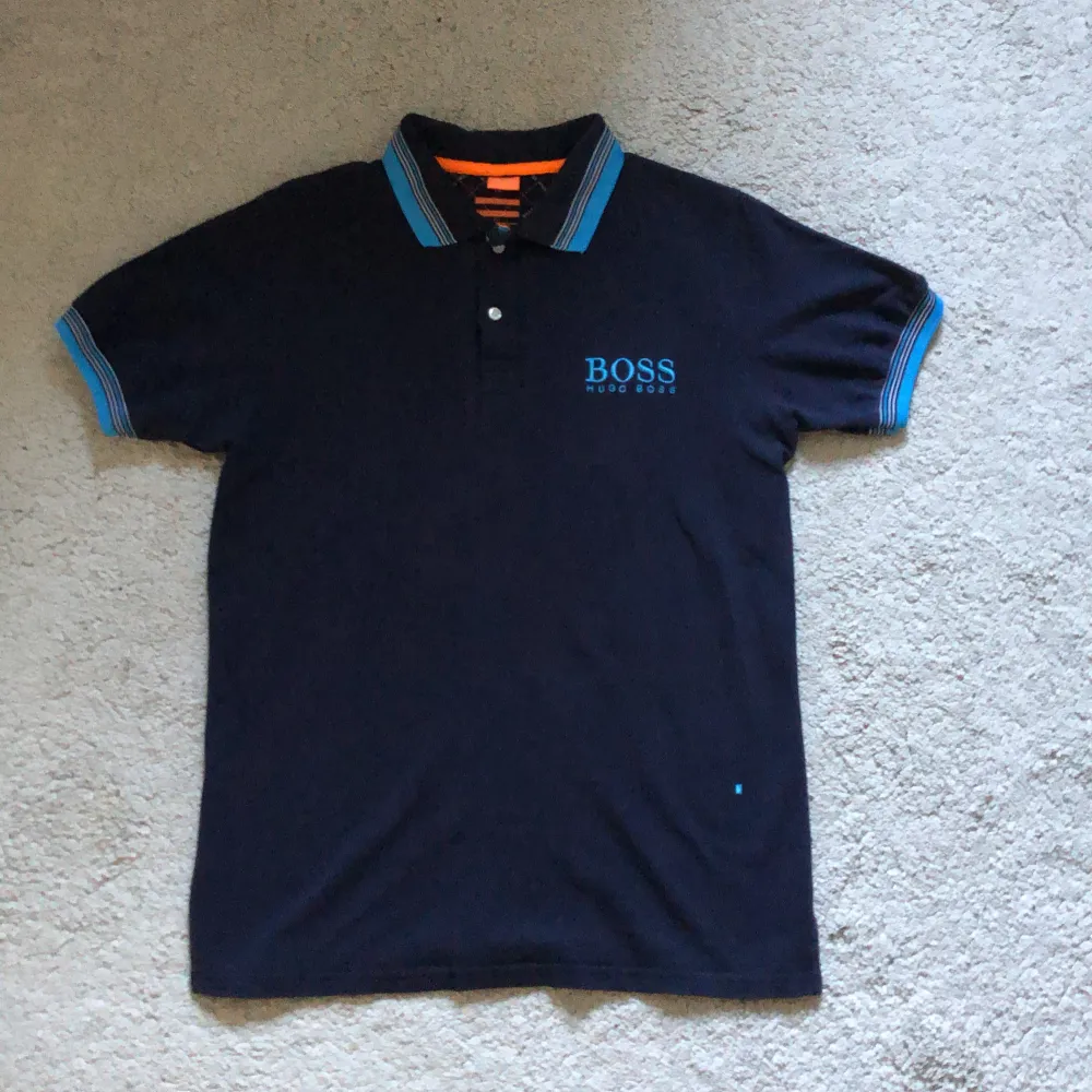 Säljer en marinblå Hugo Boss piké. Använder den inte. Den är knappt använd och i mycket bra skick. Hör av dig om du vill ha mer bilder🐟🔛🔝. T-shirts.