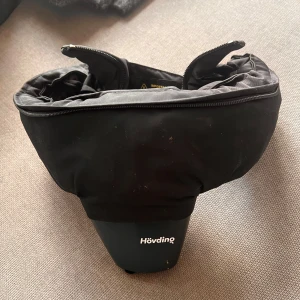 Svart Hövding airbag-hjälm - Säljer en svart Hövding airbag-hjälm i bra skick. Perfekt för cyklister som vill ha extra säkerhet utan att bära en traditionell hjälm. Den är lätt att använda och aktiveras vid en olycka för att skydda huvudet. Passar de flesta vuxna storlekar. Ladd sladd saknas