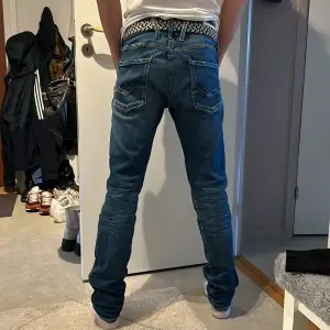 Säljer ett par mörkblå jeans i bra skick. De har en slim passform och är midwaist. Perfekta för både vardag och fest! 🕺