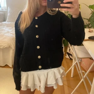 Svart kofta med knappar - Säljer denna fina koftan med knappar. Funkar bra till både vardags och fest! I bra skick💞💞