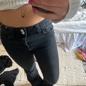 Svarta jeans med broderad detalj - Tyvärr lite stora och långa för mig så kommer inte till användning tyvärr med super fina jeans från HM.