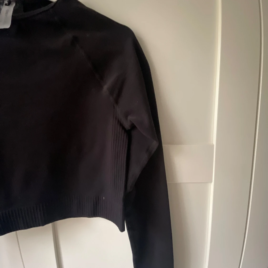 Svart croppad träningströja - 91