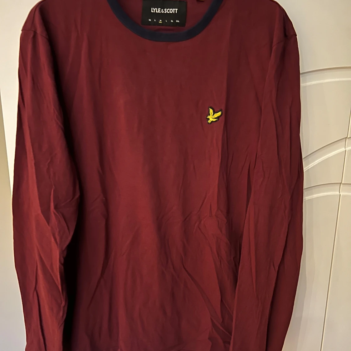 Vinröd långärmad T-shirt från Lyle & Scott
