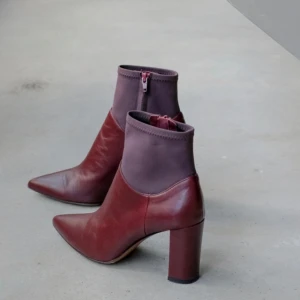 ATP atelier vinröda boots - Snygga vinröda boots i skinn med spetsig tå och klack. Perfekta för höst och vinter, dessa boots ger en elegant touch till vilken outfit som helst. Nypris 6000kr