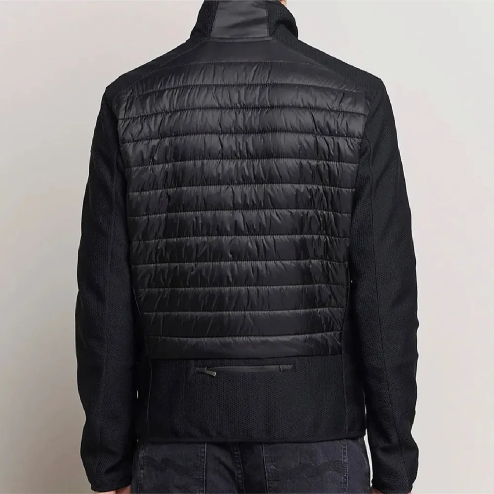 Har en Parajunper Jayden Mesh Hybrid Jacket Black som inte kommer till användning, så gott som ny men tyvärr har den slitaget vid högra armen vid handleden och fick kedjan vid bröstet  håller inte ihop  Utöver det är jackan i ny skick  . Jackor.