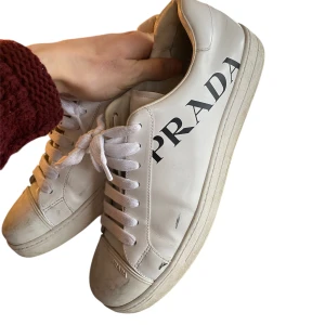 Prada sneakers - Riktigt schyssta prada skor i storlek 9,5 men passar mig som har 44. Köptes för några år sedan på Haiendo för studenten och sen har de mest legat på hyllan. Lite småmärken som jag inte försökt få bort men bra skick annars.