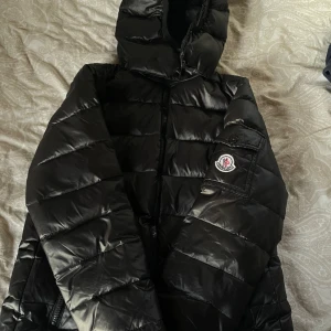 Svart dunjacka från Moncler - Säljer en snygg svart dunjacka från Moncler i mycket bra skick. Den är i storlek 2 som motsvarar ungefär S. Det är bara skriva om frågor!💕🫶🏻pris kan diskuteras vid snabb affär!skulle även kunna tänka mig att byta den mot en fjällräven jacka!
