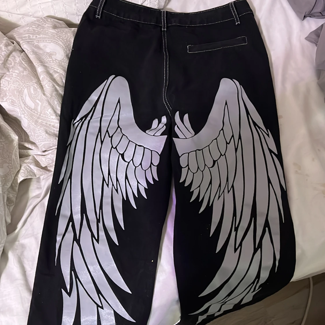 Svarta byxor med vingar