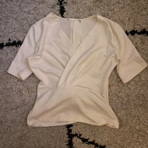 Vit blus  - Säljer denna fina blus som man kan byta på ryggen, är från mango, den är i storlek s. Köpte för 350, nästan aldrig använd. Några sömmar på baksidan har gått upp men de är lätt att sy ihop! Även en fläck på snöret men de går nog bort i tvätten! skriv privat för fler bilder eller detaljer 💕
