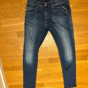 Blå jeans från Replay - Ett par schyssta reaplan jeans som jag säljer då de inte kommer till användning så mycket längre. Killen ni ser på bilden är 174 cm lång och använder storlek W30.  Pris kan diskuteras, hör av dig vid frågor 🙌!