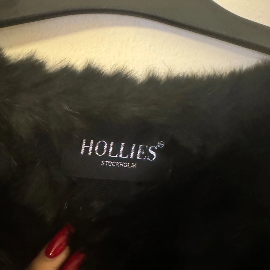 Svart pälsponcho från Hollies - 90