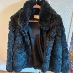 Svart pälsjacka - Pälsjacka från Nelly, inga defekter & knappa använd