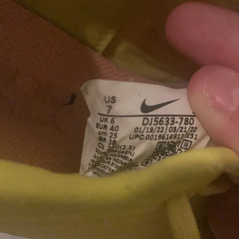 Säljer ett par gula Nike inomhus skor. Använda några fåtal gånger. Strl 40 EU. Skor.