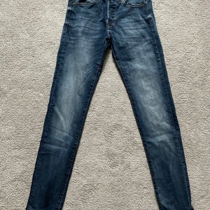 Blå jeans från Jack & Jones - Tjena! Säljer mina helt nya jack & jones jeans som jag aldrig har använt förut, men tog av prislappen innan jag han testa dem. Hör av er vid frågor och funderingar!🙌