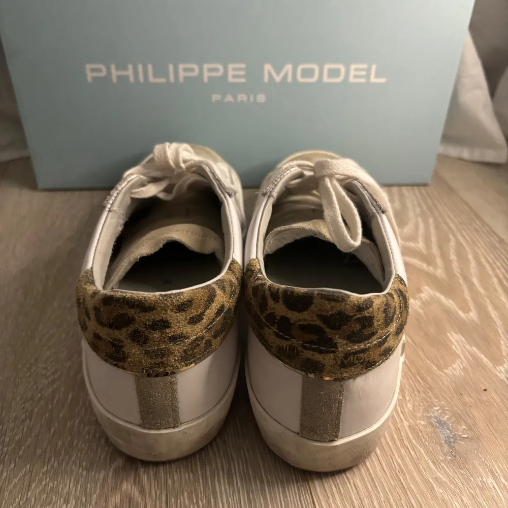 Säljer mina as snygga Philippe Model sneakers i vitt skinn med coola leoparddetaljer på hälen. Skorna har snörning och en snygg beige mockadetalj på sidan. Köpta för ca 3 månader sedan, men använda ca 5 ggr. Säljer då de inte kommer till användning. Pris kan diskuteras😇. Skor.