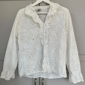 Vit blus - Säljer en söt vit blus som är i storlek one zize men passar nog bäst en s-m! Postar endast🌟