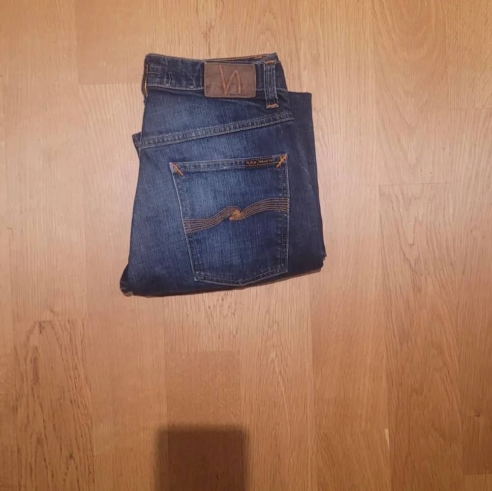 Säljer dessa riktigt snygga Nudie jeans. Modellen på jeansen heter Brute Knut. Jeansen är i sjukt bra skick och har inga tecken på användning. Det är storlek W28/L28. Jeans & Byxor.