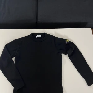 Stone Island Tröja - Tja, säljer en Stone Island stickad vintage tröja. Tröjan är i storlek 170 men är rätt stor i storleken och är precis för liten för mig som är 175. Den är bra skick utan hål eller flaws. Självklart äkta✅. 