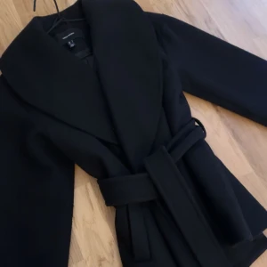 Svart kappa från vero moda - Kort kappa från vero Moda i superfint skick, har lite noppor på ena sidan, men inget som syns. Strl S och säljes för 200 kr