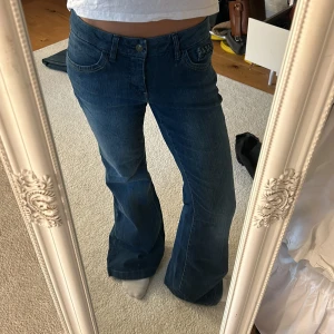 Mörkblå lågmidjade jeans  - Så snygga mörkblå lågmidjade jeans med coola detaljer på fickorna!!😍😍 Innerbenslängden är 77 cm och måttet rakt över midjan är 37 cm!!