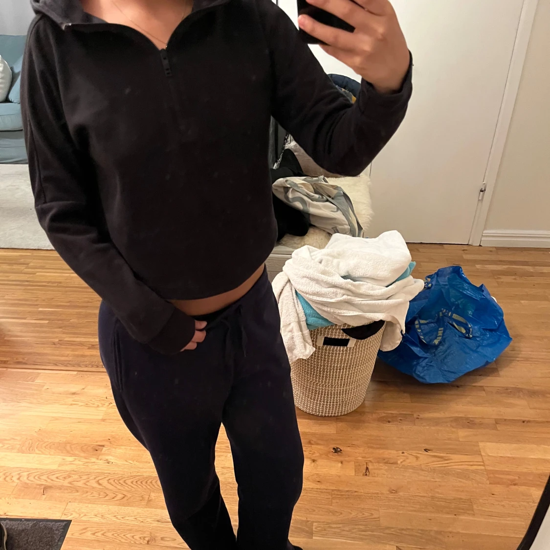 Svart croppad hoodie - 91