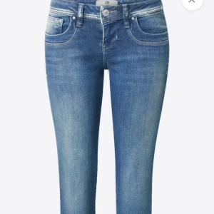 Ltb valerie jeans - Säljer mina ltb jeans i mörkblå! De är i modellen valerie och är så snygga 💕 säljer pga av att de inte kommer till användning längre🩵inget slitage och är inte använxa mycket! Superbra skick 🤍De är i storlek 24/32 men stora i storleken!! Köpte för 900kr