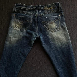 Mörkblå jeans från Replay (låg midja) - Säljer ett par snygga mörkblå och låg midjade jeans från Replay. Straight/loose form