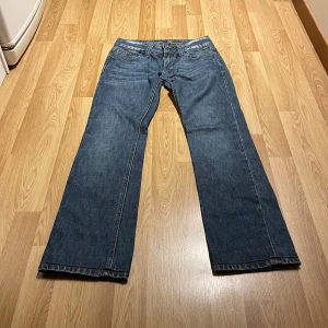 Lågmidjade bootcut jeans med specialfickor  - (3) Lågmidjade bootcut jeans med unika detaljer på fickorna. Midjemått : ca 34 cm, Innerbenslängd: ca 74 cm💓