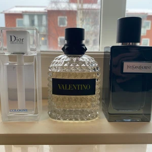 Dior Homme cologne 70/75 ml - Säljer tre herrparfymer: Dior Homme Cologne i en stilren, vit flaska, Valentino Yellow dream i en elegant, mönstrad glasflaska och Yves Saint Laurent Y edp i en mörk, fyrkantig flaska. Perfekta för olika tillfällen och stilar. Det är bara att komma med prisförslag, byten funkar också. Skriv vid minsta fundering. 
