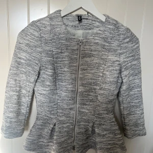 Blå Grå kofta  - Säljer min blå/grå färgad kofta. Trekvarts ärmad och lite utsvängd nederdel. Passar bra till både jeans och kjol! Har används några gånger men ingen som är slitet. Lite gossipgirl liknande