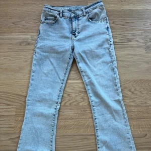 Ljusblå jeans med låg flare - Säljer ett par ljusblå jeans i storlek S med låg flare och längd 31.💘 Byxorna är i ett stretchigt materiel och är mycket bekväma Är dock inte säker på vart de är köpta ifrån💘
