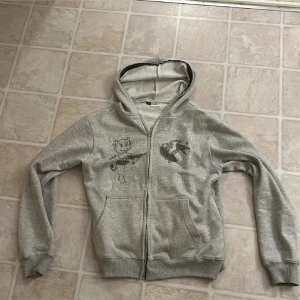 Aim for the moon hoodie - Säljer en grå Aim for the moon hoodie med rhinestones i storlek M. Bra skick