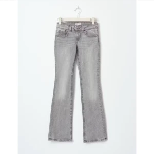 Grå bootcut jeans - Säljer ett par snygga grå bootcut jeans som bara varit använda ett fåtal gånger och är i bra skick. De är lågmidjade och perfekta för både vardag och fest! 💕