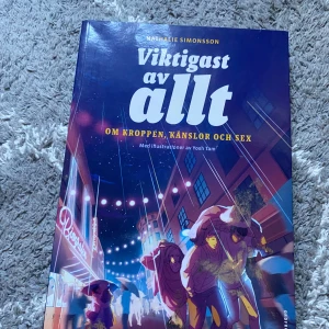Viktigast av allt - Boken 'Viktigast av allt' av Nathalie Simonsson handlar om kroppen, känslor och sex. Perfekt för tonåringar som vill lära sig mer om dessa viktiga ämnen.