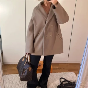 Beige kappa  - Beige/brun kappa från nakd, Moa Mattssons kollektion 🩷🩷slutsåld! 