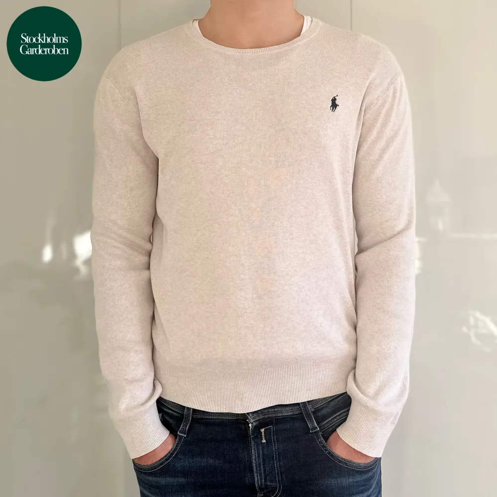 Tröja från Polo Ralph Lauren | Storlek: M - Skicket på tröjan är väldigt bra utan defekter - Vårat pris: 599kr - Nypris: 1,599kr - Modellen är 187cm och väger 87kg. . Tröjor & Koftor.